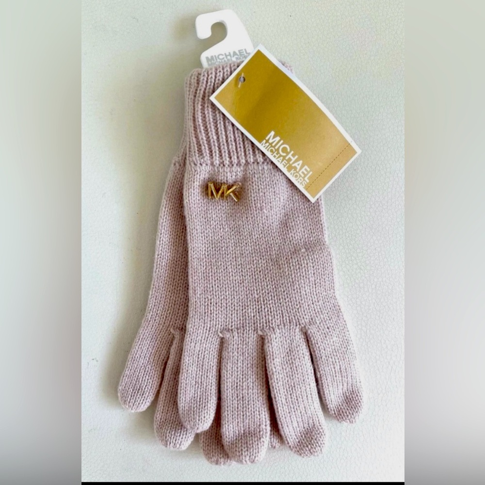Michael Kors Pink Knit Gloves New W Tags Gold MK One Size $48 Retail
Super soft!